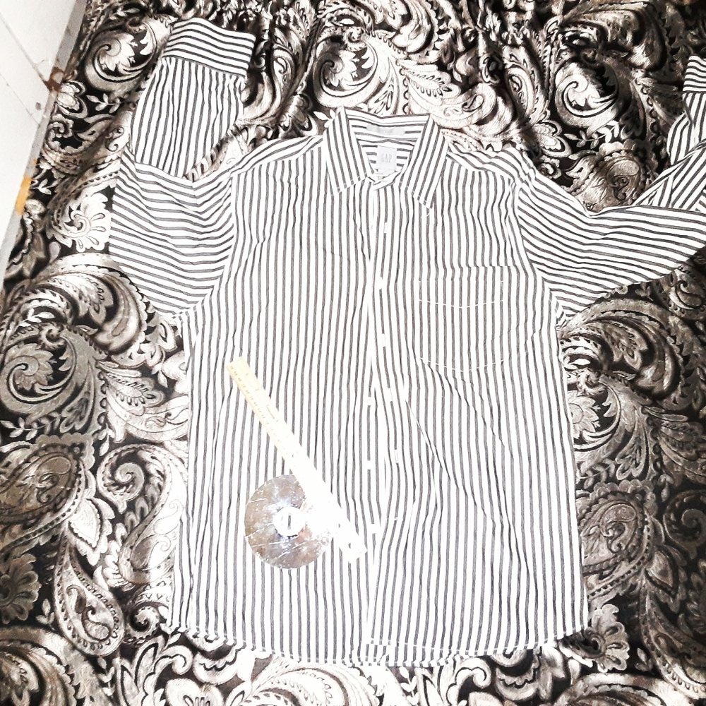 new GAP medium mens gray shirt